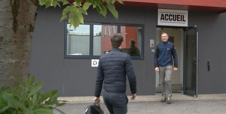 Un client rejoignant l'entrée du Groupe Emitech