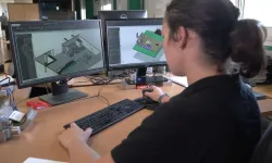 Une ingénieure en phase conception d'outillage