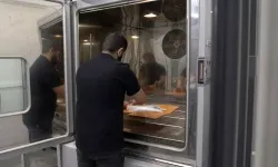 Un opérateur d'essais utilisant une enceinte climatique