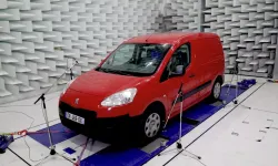 Essais acoustique d'un véhicule sur banc à rouleaux dans une cage semi-anéchoïque