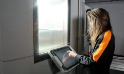 Opératrice devant une enceinte d'essais en ensoleillement