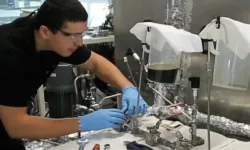 Un opérateur d'essais mettant en oeuvre un essai hydraulique