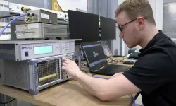 Opérateur devant son récepteur radiofréquence