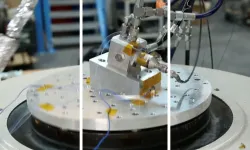 Tryptique de photos illustrant les vibrations