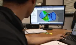 Ingénieur réalisant un calcul de fatigue mécanique