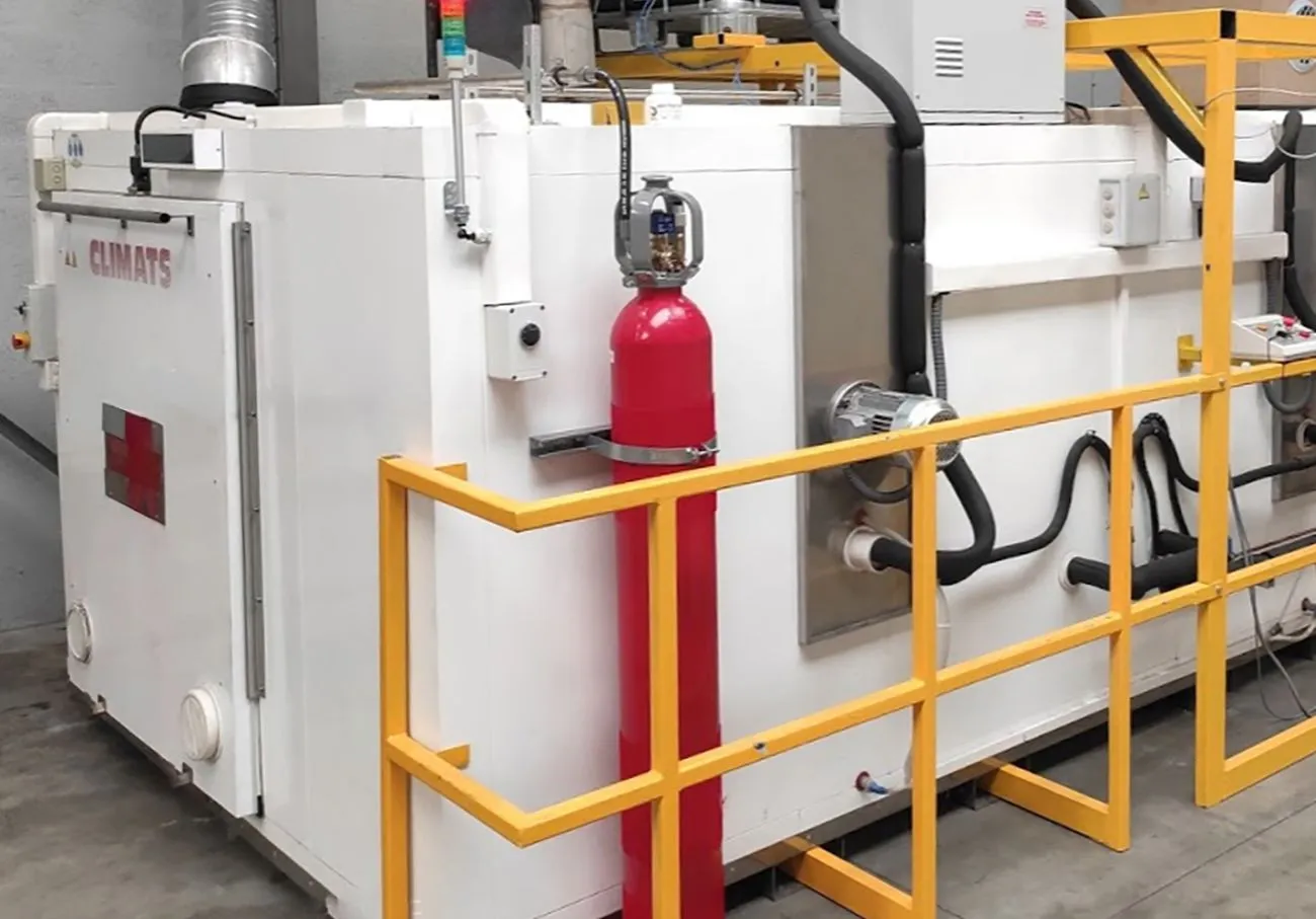 Battery charge and discharge cycling test bench