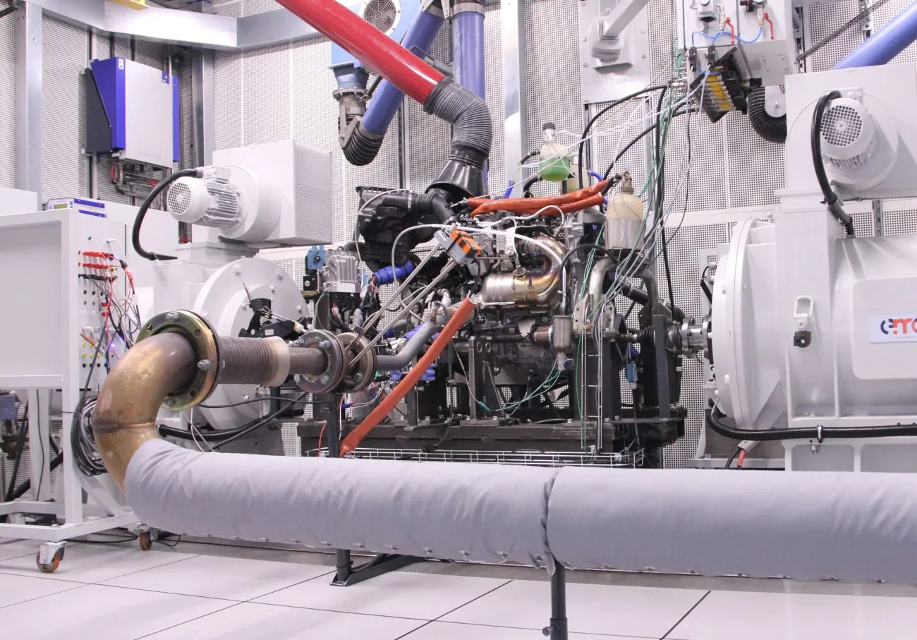 Combustion powertrain test bench