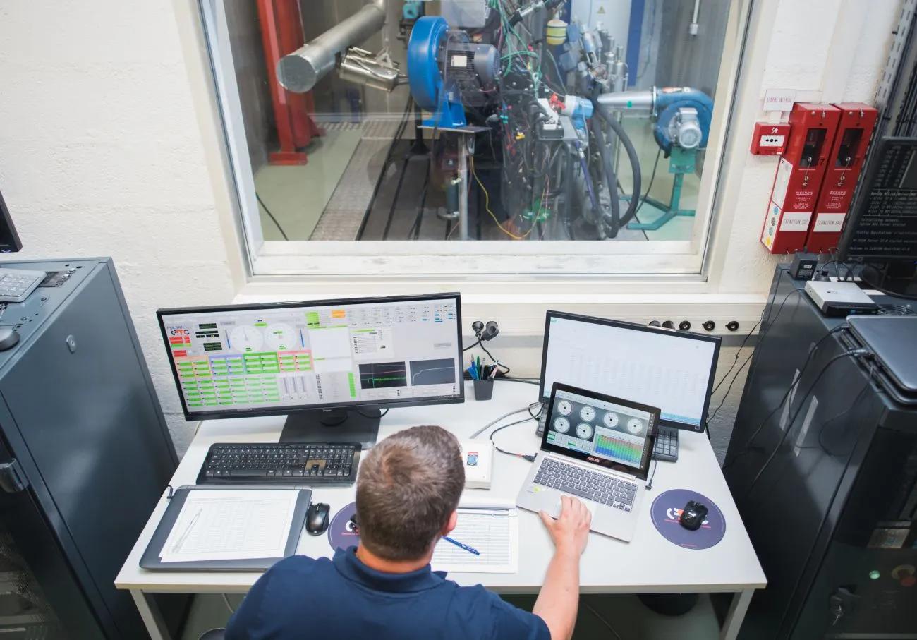 Performance testing on combustion engine