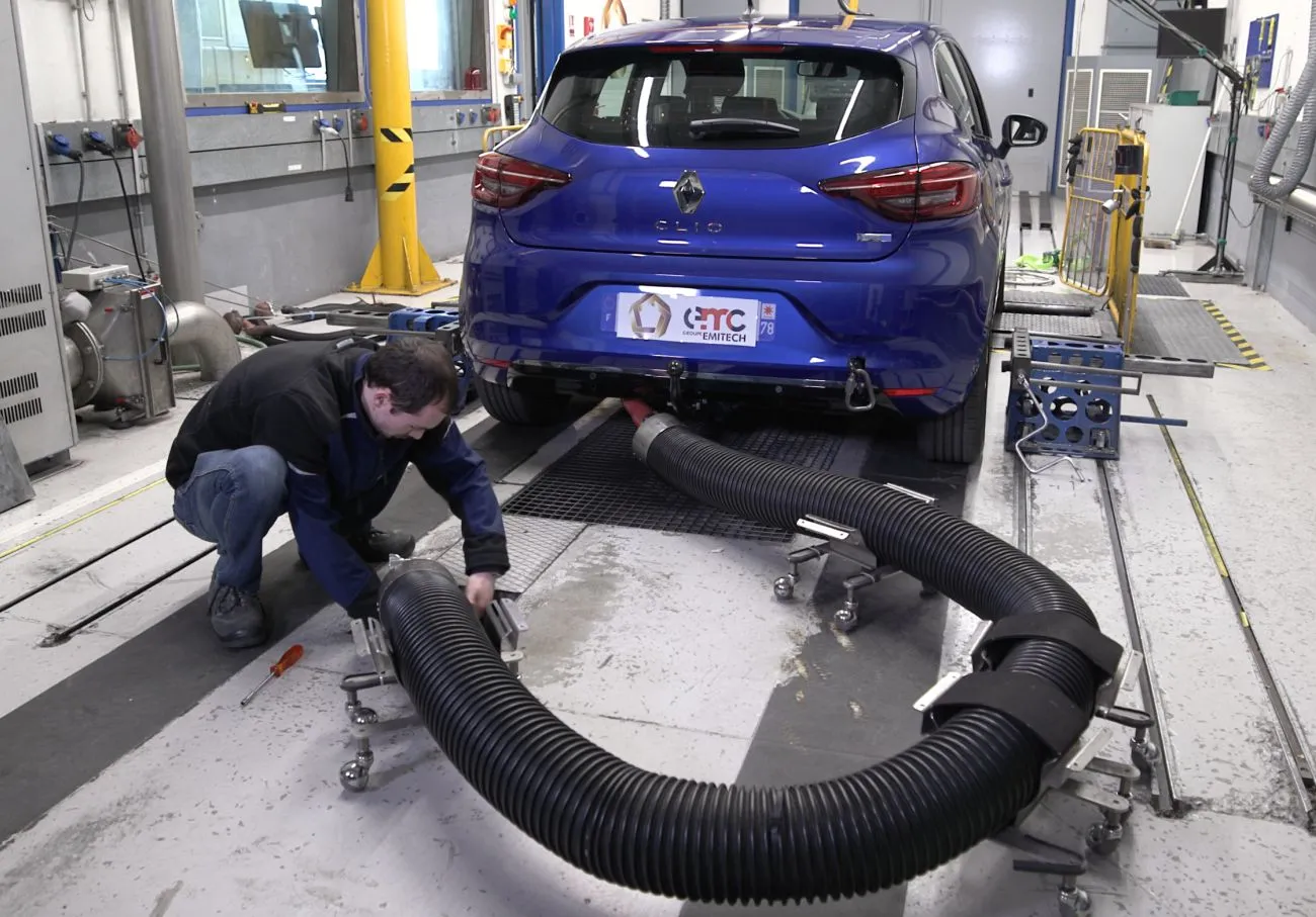 Vehicle equipment for pollution tests roller bench